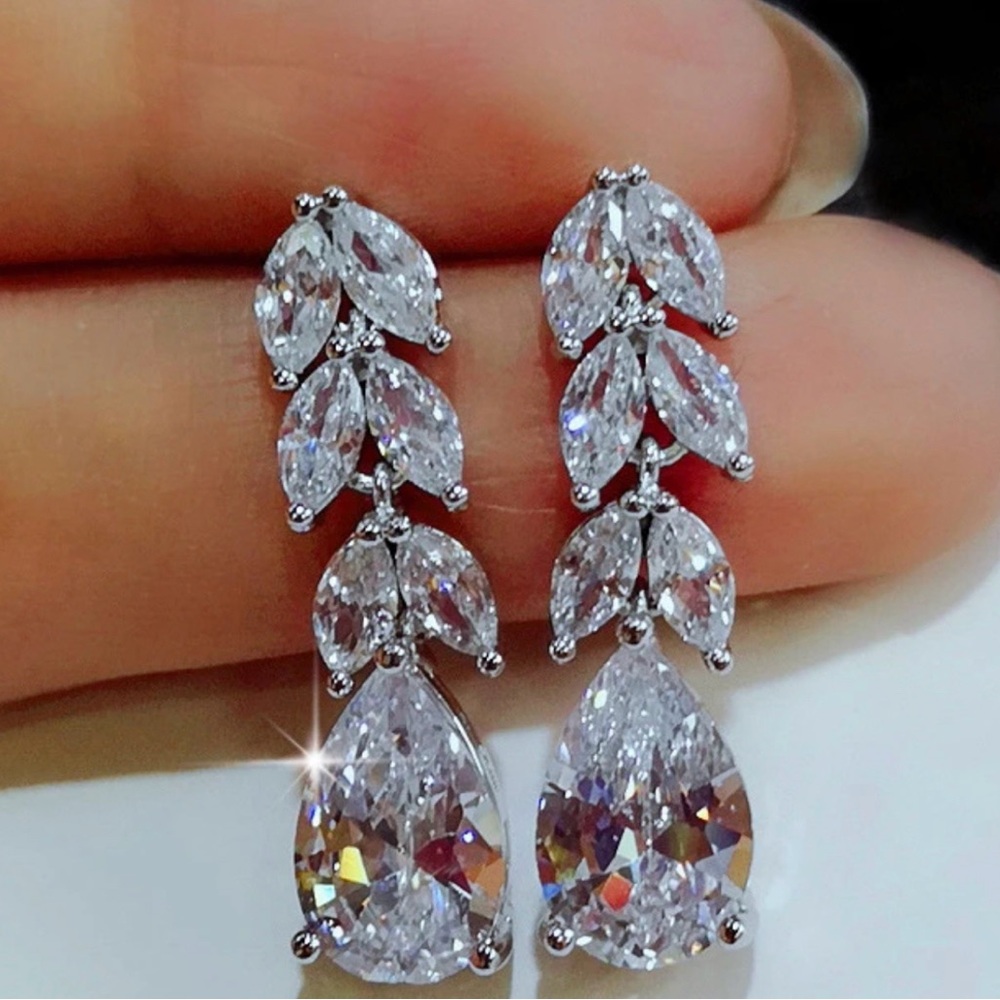 Sparkling White Crystal Drop Earrings with Nature-Inspired Design